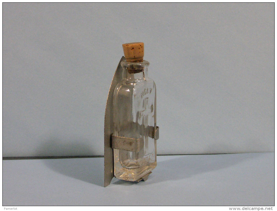 Ancienne Bouteille Eau Bénite Dans Son Suport - Holy Water In His Original Holder -8.5 X 4.6 X 2 Cm, 51 Grammes - Religion & Esotericism