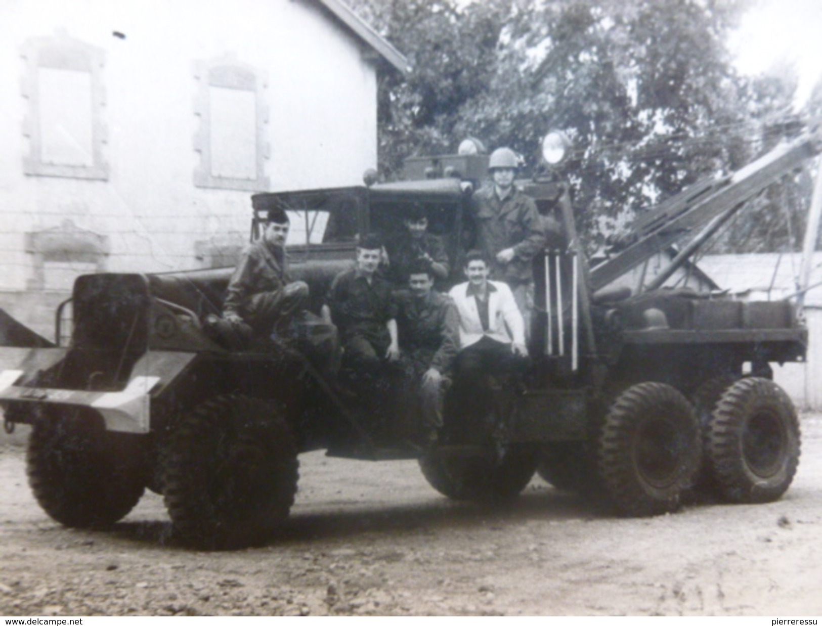 CAMION AUTOMOBILE JEEP SOLDATS MILITAIRES CASERNE  PHOTO 11 X 7.5 - Automobili