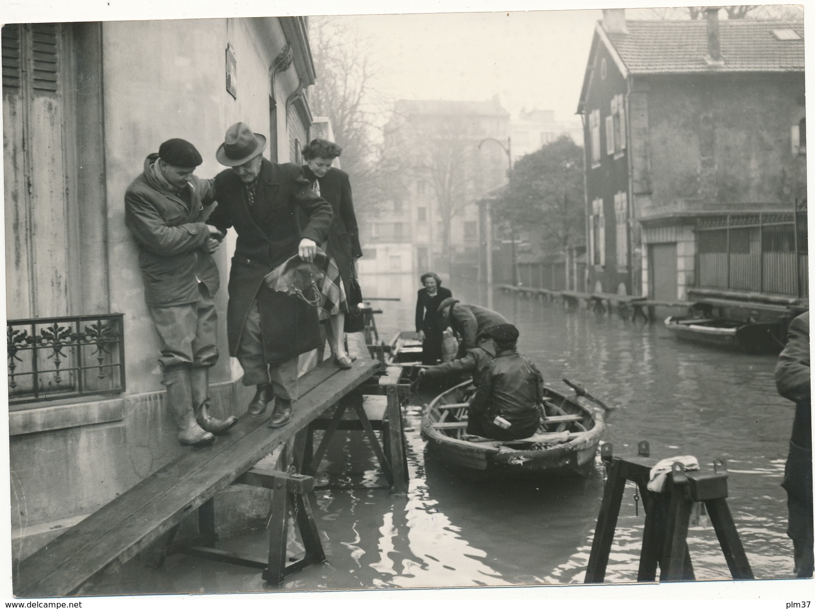 Photo De Presse - Dans COURBEVOIE Inondé - Crue De La Seine 1955 - Lieux