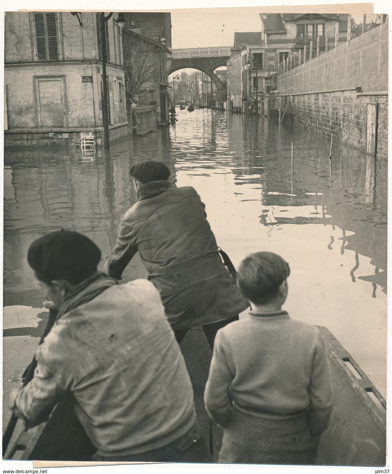 Photo De Presse - Venise ?...non COURBEVOIE Inondé - Crue De La Seine 1955 - Lieux