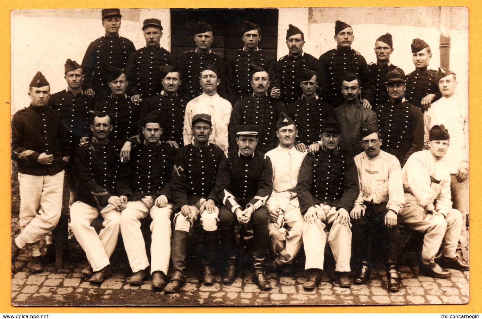 Carte Photo - Groupe De 26 Militaires - 2 Haches Sur Costume - Pompiers - 30e Régiment - Lieu à Identifier - Sapeurs-Pompiers