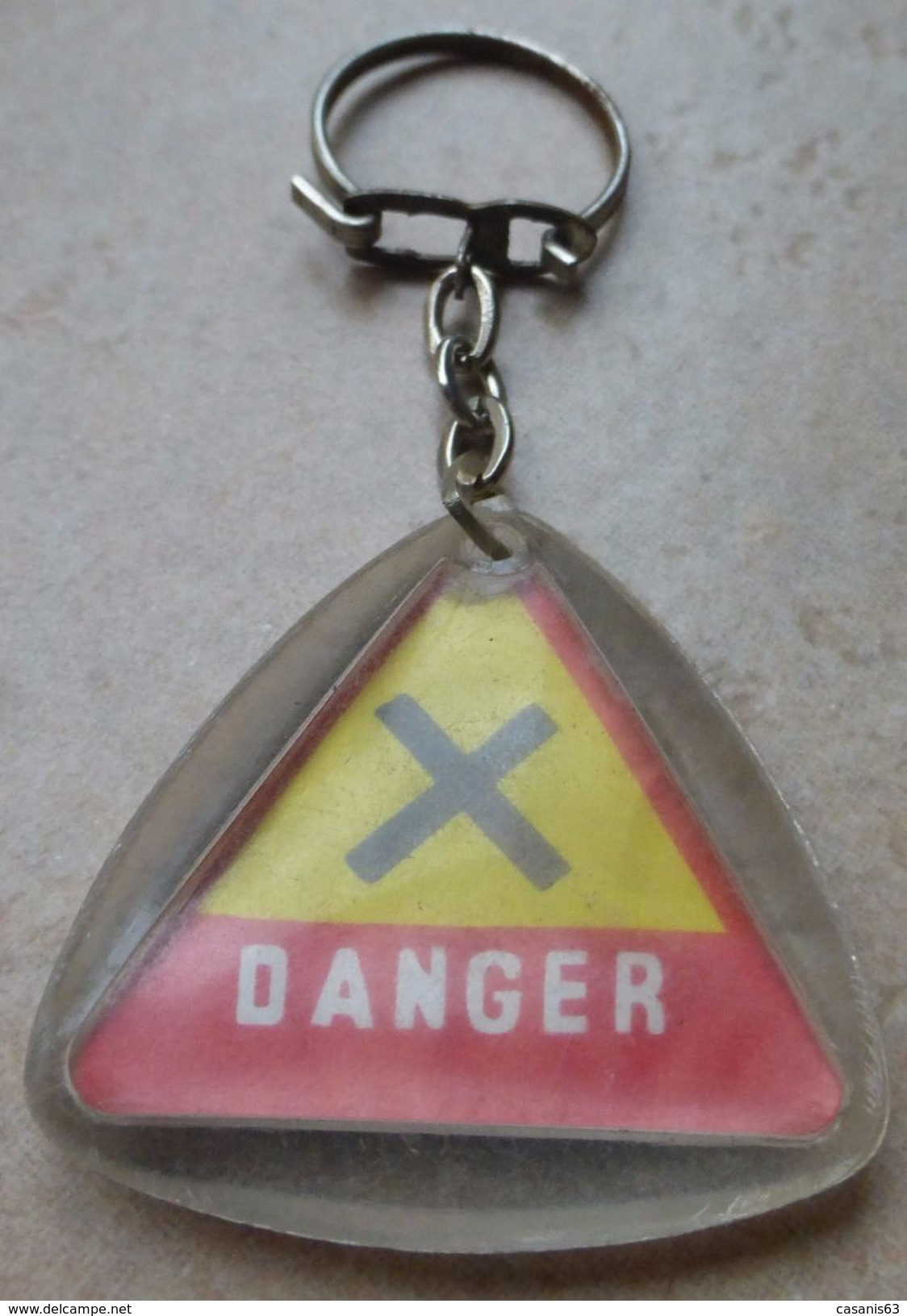 Porte  Clefs:     DANGER ( Panneau De Signalisation )  QUEBEC  - Soda  Mousseux - Porte-clefs