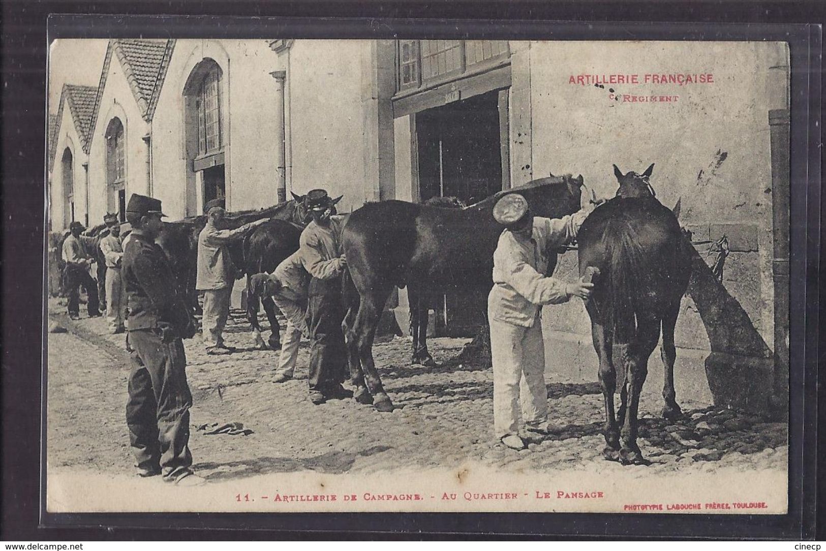 CPA MILITAIRES - ARTILLERIE FRANCAISE - ?? Régiment - Artillerie De Campagne - Au Quartier - Le Pansage TB PLAN CHEVAUX - Regiments