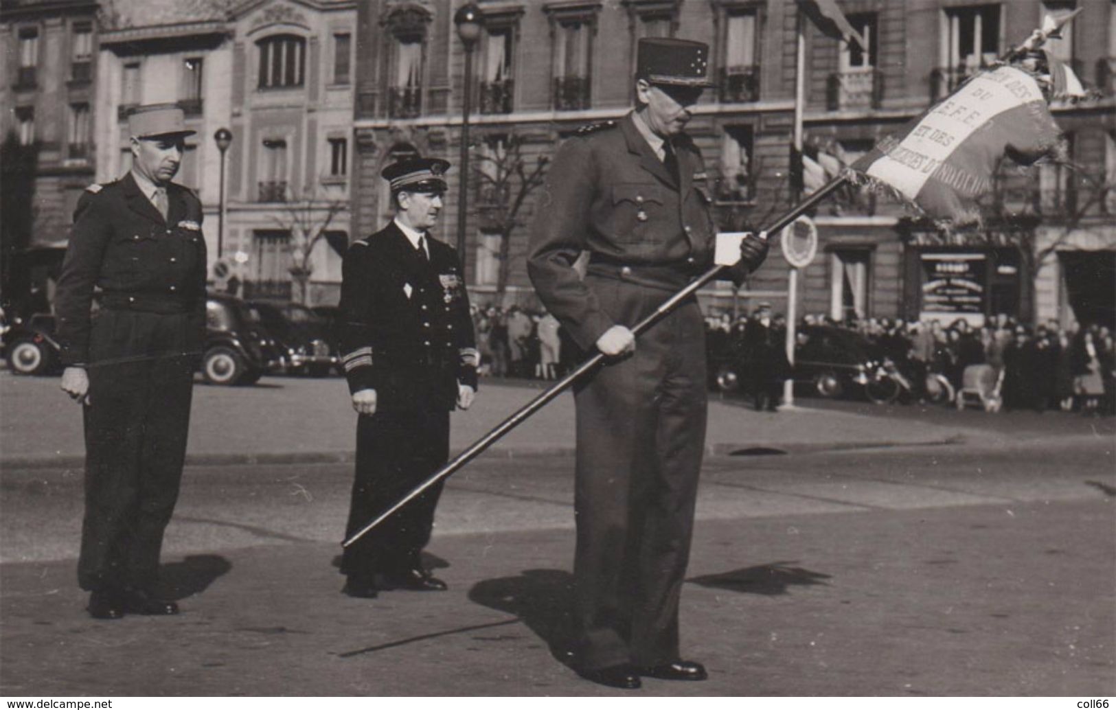 Guerre D'Indochine Remise Du Drapeau à St Mandé Par Général 5 étoiles 2 Photos 18x12cm Originales - Guerre, Militaire