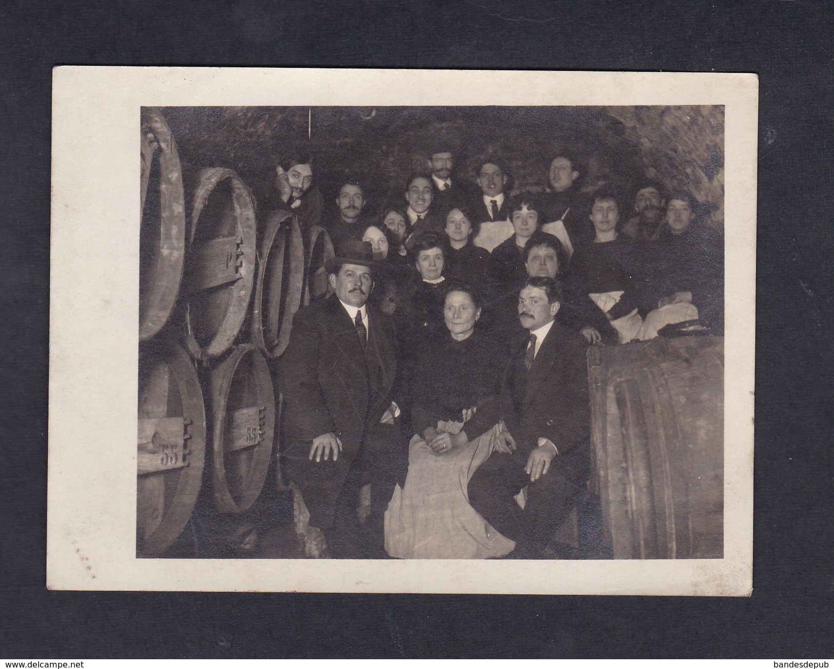 Photo Originale Guerre 1914-1918 Groupe De Personnes à L'abri Dans Une Cave Pdt Bombardement Par Bertha Tonneaux Vin - Guerre, Militaire