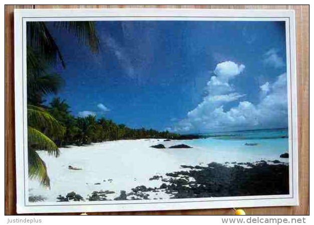 PIN UP AU LOIN PLAGE DE GALAWA A MITSAMIOULI NGAZIDJA COMORES SCAN R/V - Comoros