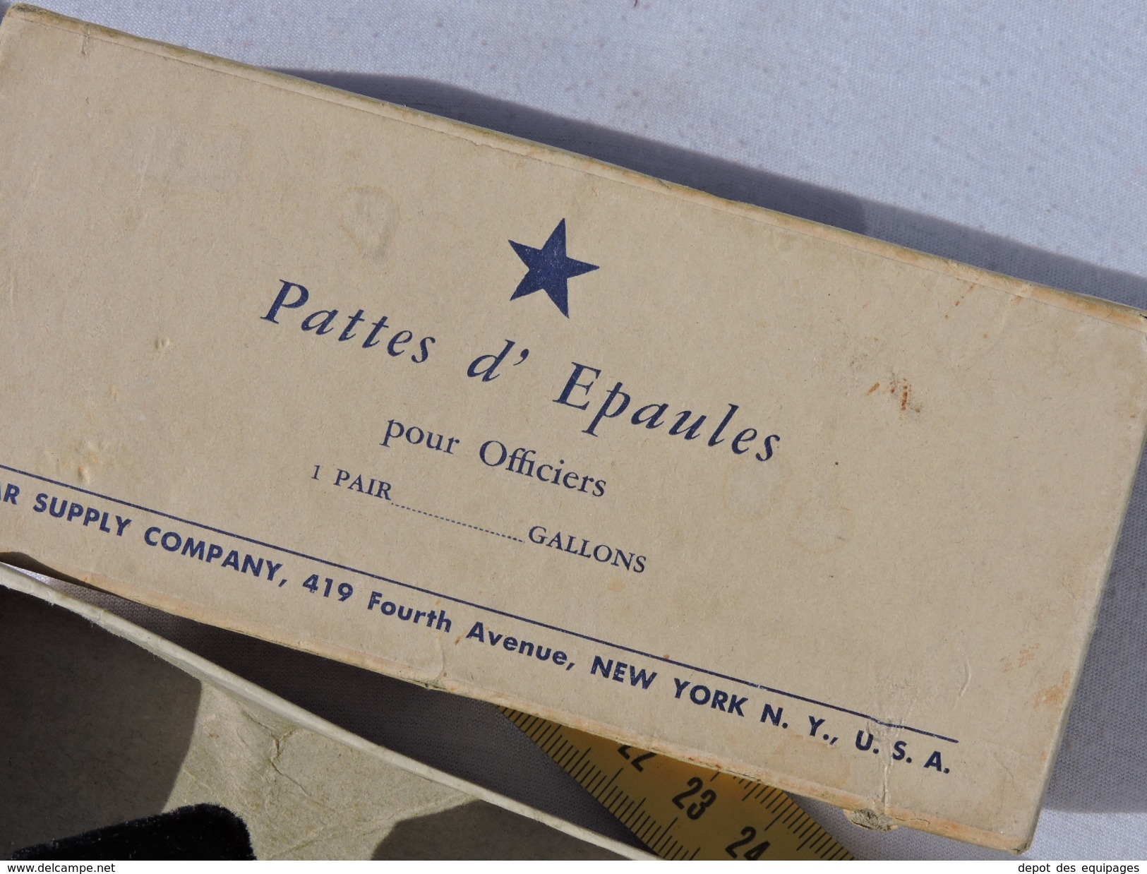 RARE PAIRE EPAULETTES OFFICIER MARINE FRANCE FABRICATION U.S.A. W.W.2  + BOITE NEW YORK