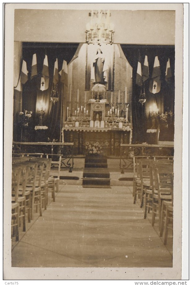 Photographie - Carte-Photo - Intérieur Eglise - Autel Sainte Thérèse - Drapeaux  - Lieu à Localiser - Photographie