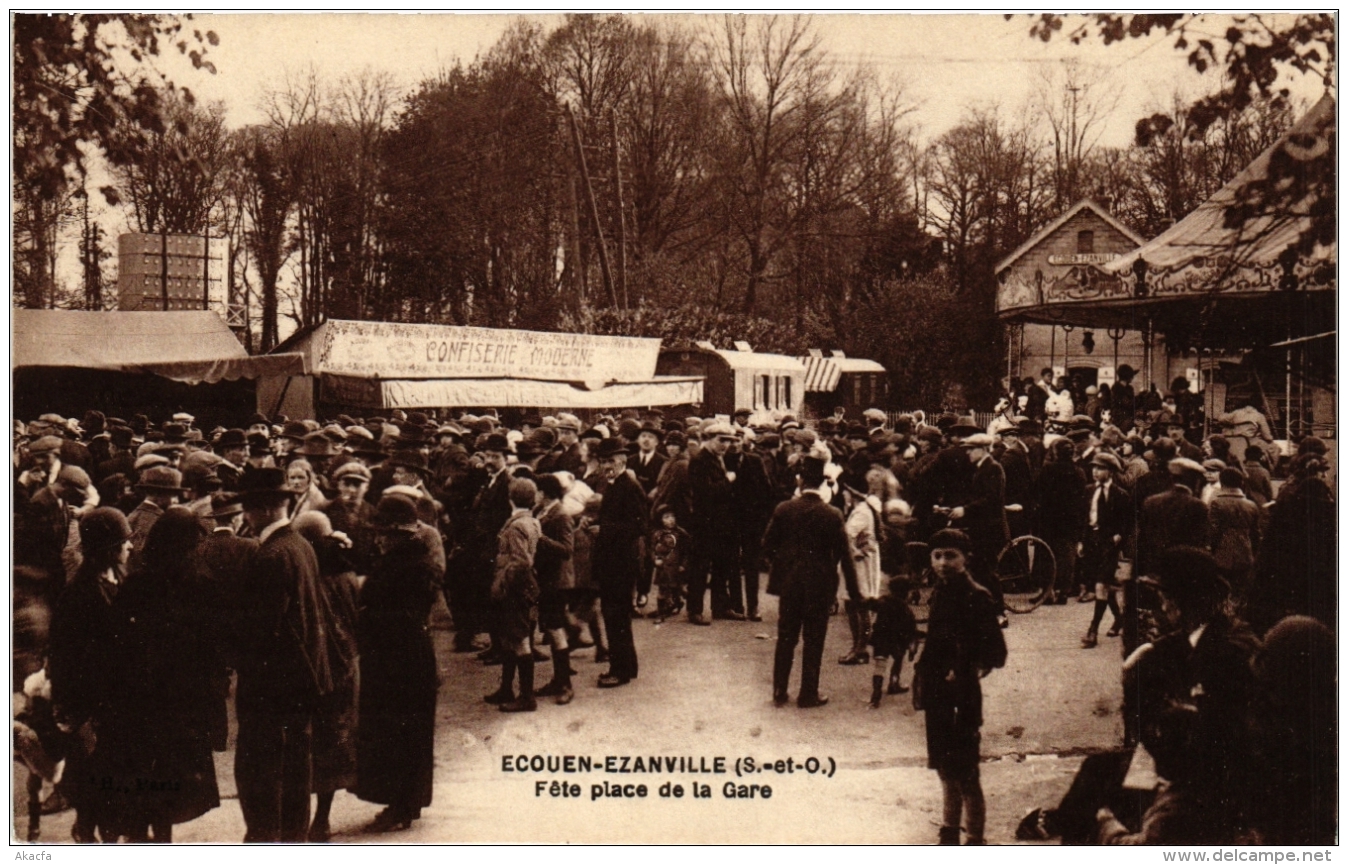 CPA ECOUEN-EZAINVILLE Fete Place De La Gare. (509321) - Ecouen