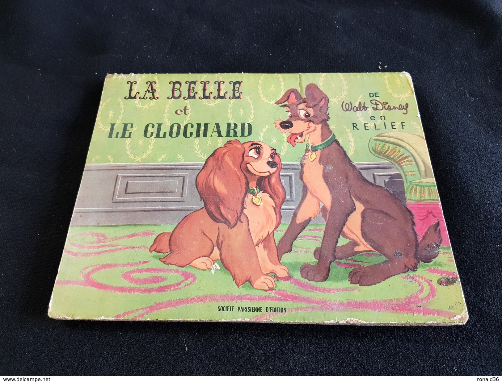 Livre 1956 LA BELLE ET LE CLOCHARD De WALT DISNEY En RELIEF (  Mickey Donald Pluto Fée ) Chien Chienne - Disney