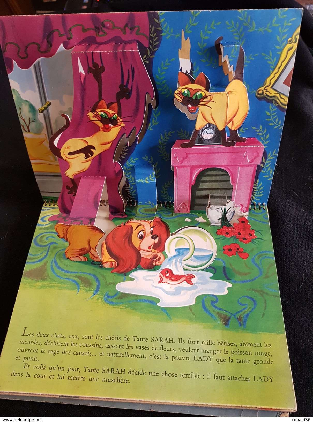 Livre 1956 LA BELLE ET LE CLOCHARD De WALT DISNEY En RELIEF (  Mickey Donald Pluto Fée ) Chien Chienne - Disney