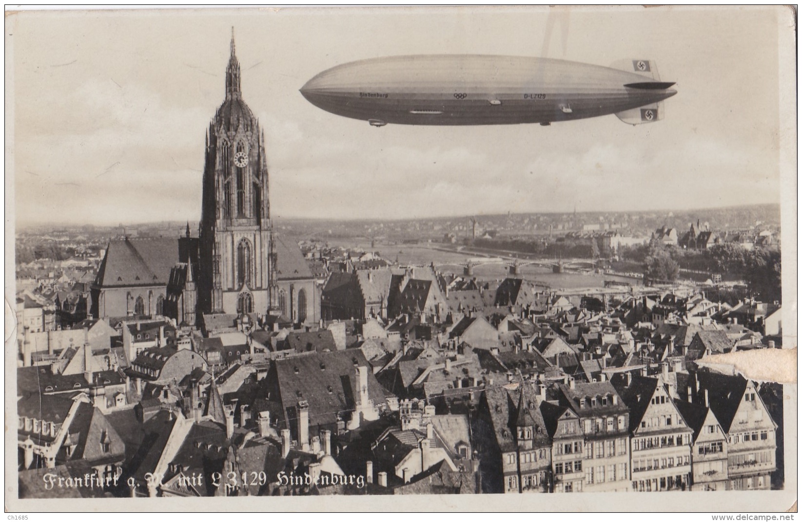 FRANCFORT :  Carte Photo  Zeppelin Hindenburg  Au Dessus De La Ville . - Frankfurt A. Main