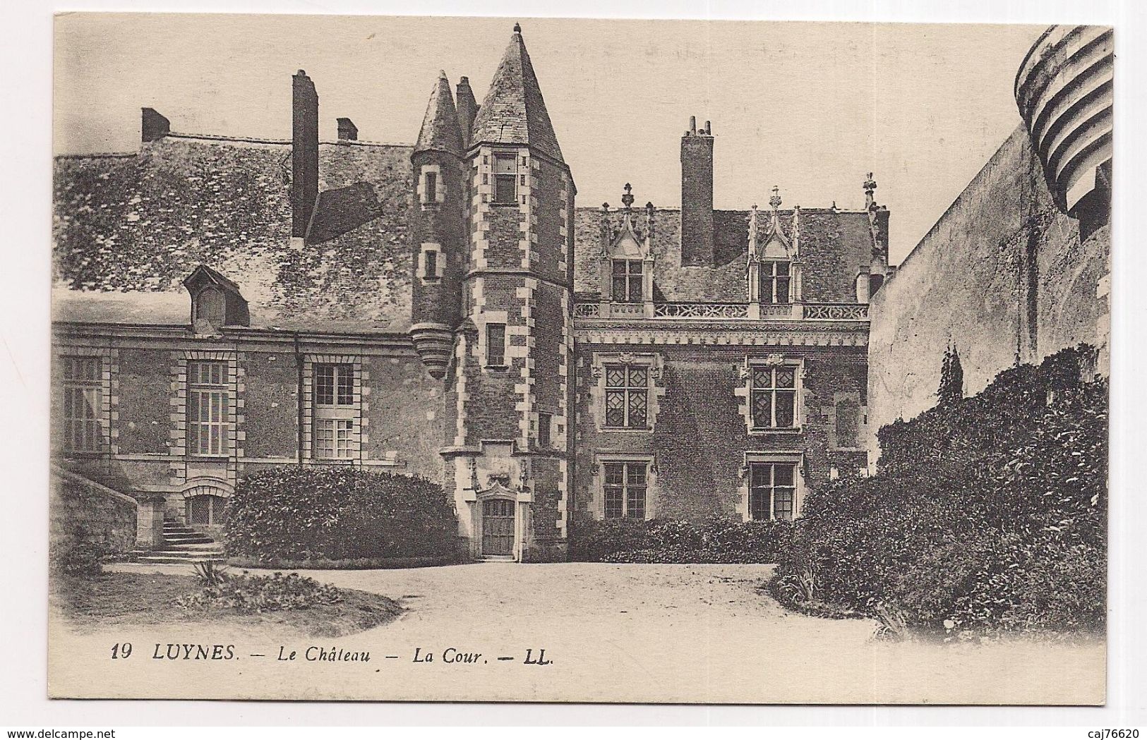 Luynes , Le Château , La Cour - Luynes