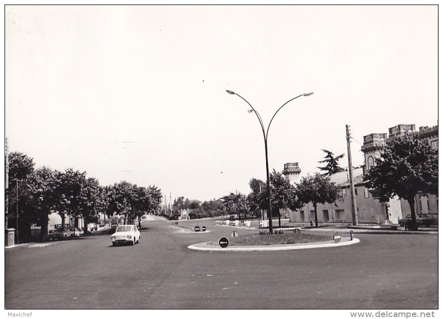 Lavernose - Lacasse - Place De La Mairie Et Allée De Plaisance (renault R 10) Circulé 1971 - Autres & Non Classés