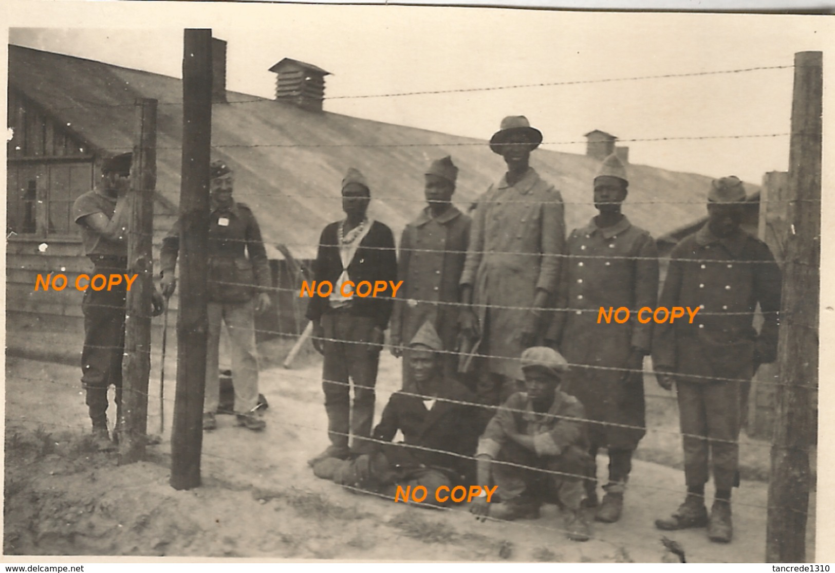 WW2 PHOTO ORIGINALE ALLEMANDE  Prisonnier De Guerre Français COLONIAL PG Derrière Barbelés DEFAITE DEBÂCLE 1940 - 1939-45