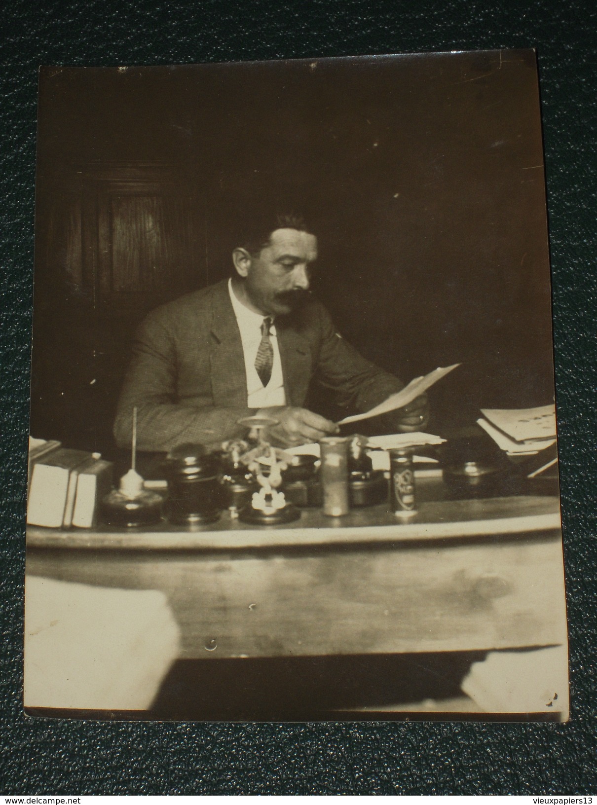 Corse Ajaccio Photo De 1924 Portrait D'un Homme à Son Bureau Probablement Magicien Illusionniste Prestidigitation - Mestieri