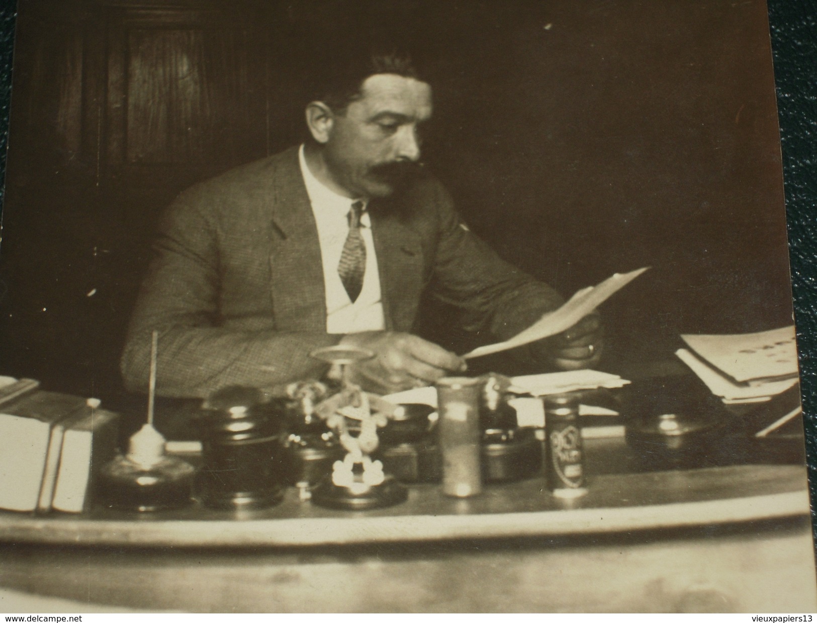 Corse Ajaccio Photo De 1924 Portrait D'un Homme à Son Bureau Probablement Magicien Illusionniste Prestidigitation - Mestieri