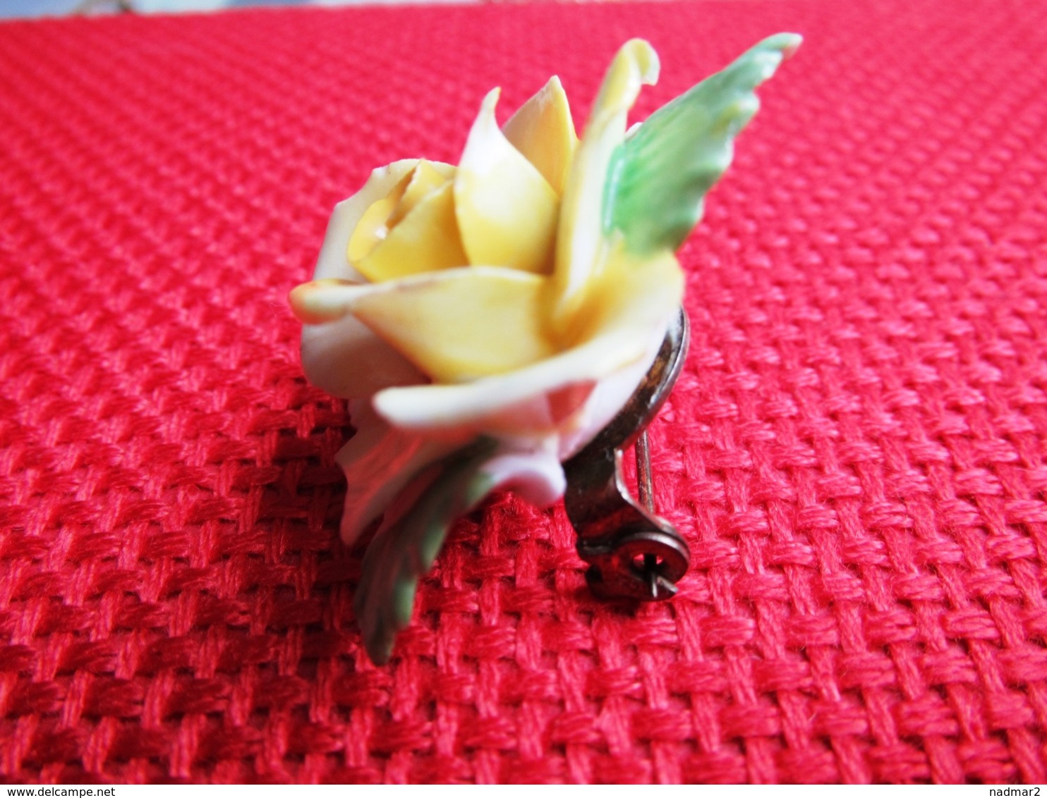 Broche En Porcelaine Rose Très Fine Adderley Floral  Made In England Années 80 TBE - Autres & Non Classés