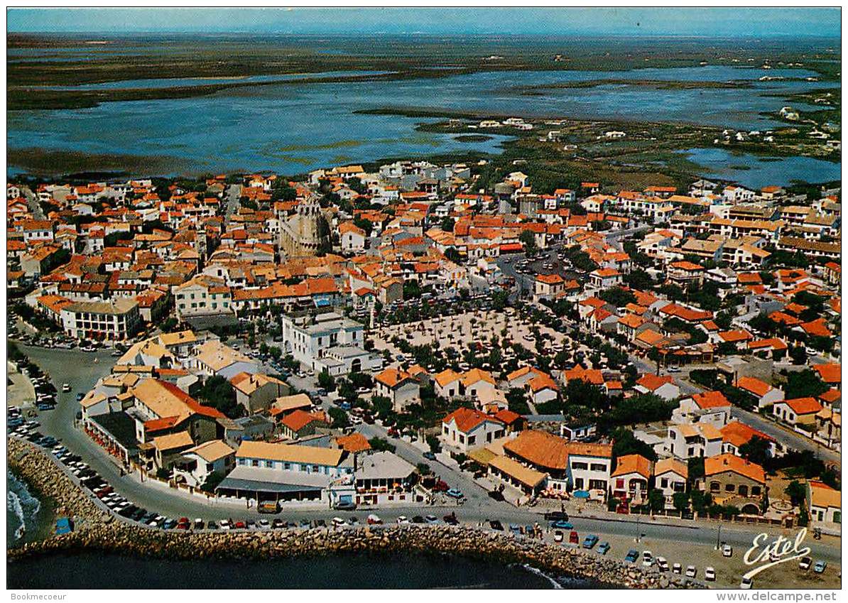 13 EN CAMARGUE LES SAINTES MARIES DE LA MER VUE GENERALE AERIENNE - Saintes Maries De La Mer