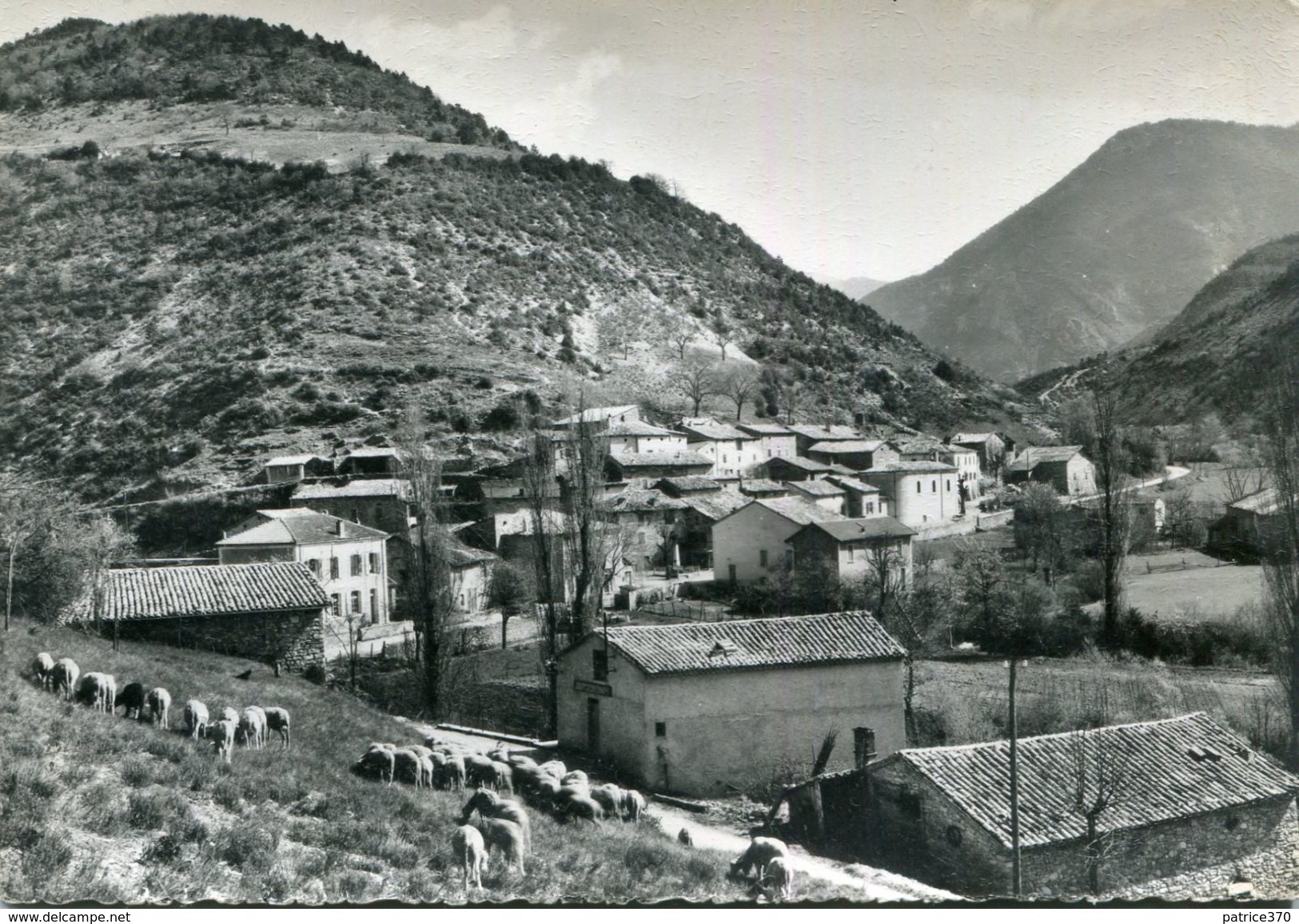 TRESCHENU CREYERS - Le Village De Menée - Sonstige & Ohne Zuordnung