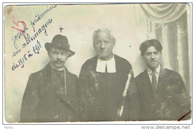 Carte Photo. Homme Moustachu Et Curé, Prisonnier En Allemagne De 1915 à 1918. - Krieg, Militär