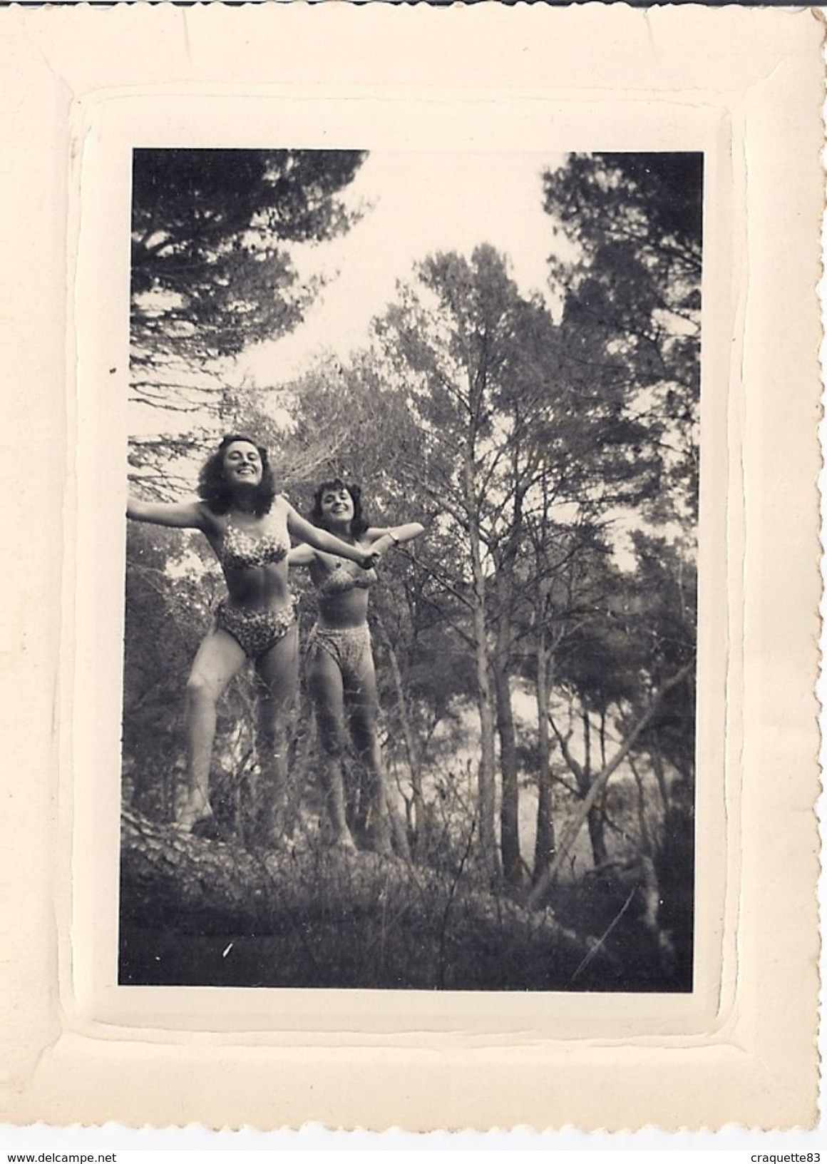 DANSE BUCOLIQUE SOUS LES PINS DE DEUX JEUNES FEMMES EN MAILLOT DE BAINS  ANNEES 1950 ENVIRON 11X8CM - Personas Anónimos