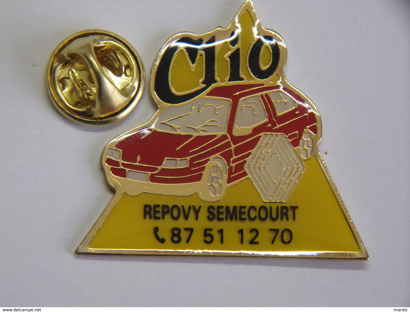 Pin's - RENAULT - Garage - Renault CLIO - Repovy SEMECOURT - Renault