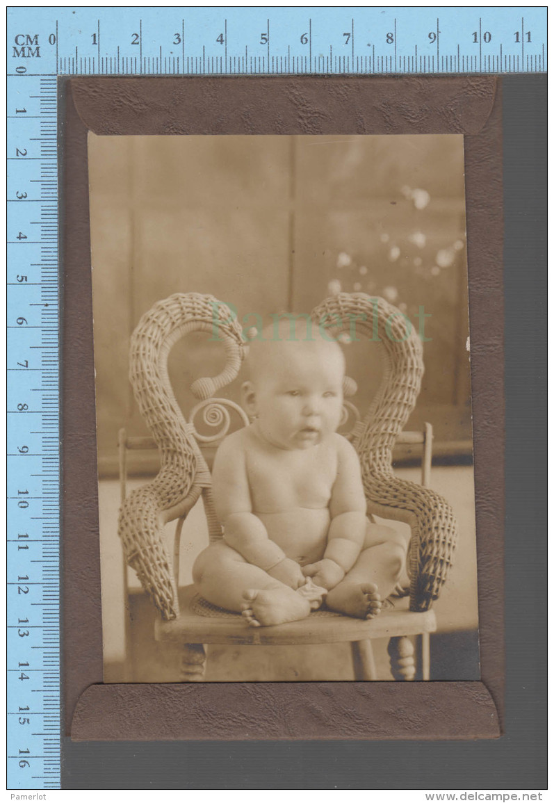 Photo Cabinet   -Bébé Sur Chaise De Rotin , Photographe : Grenier 1355 Nt-Dame West Montreal Quebec Canada - Non Classés