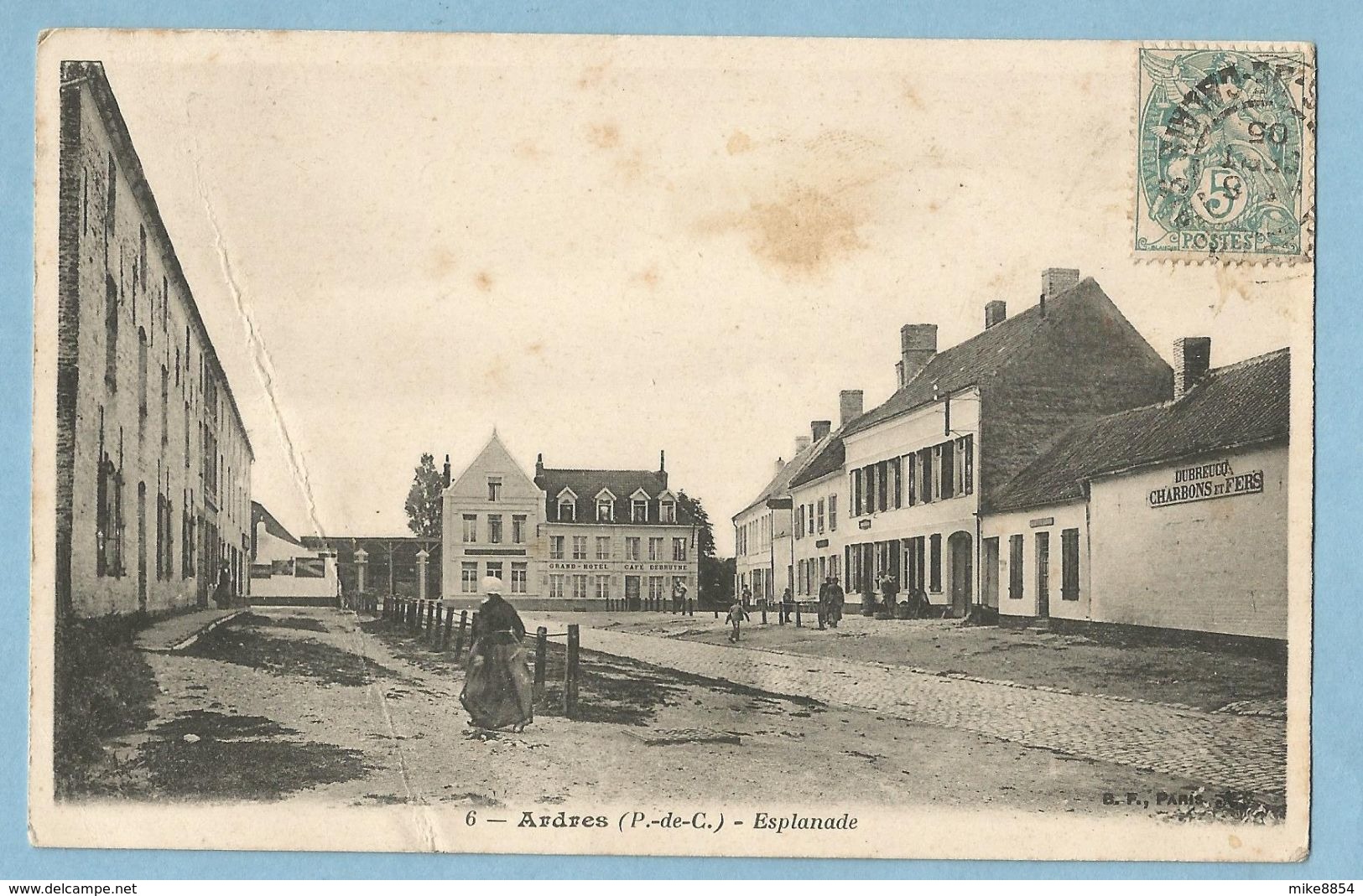 0632   CPA  ARDRES   (Pas De Calais)  Esplanade - GRAND-HOTEL  CAFE - DUBREUCQ  Charbons Et Fers  ++++++++++++++ - Ardres