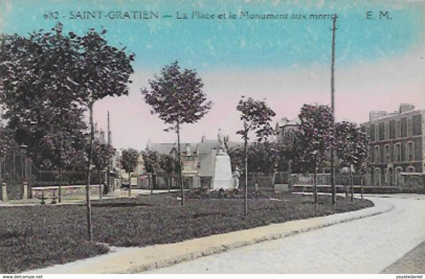 CPA De SAINT-GRATIEN     La Place Et Le Monument Aux Morts - Saint Gratien