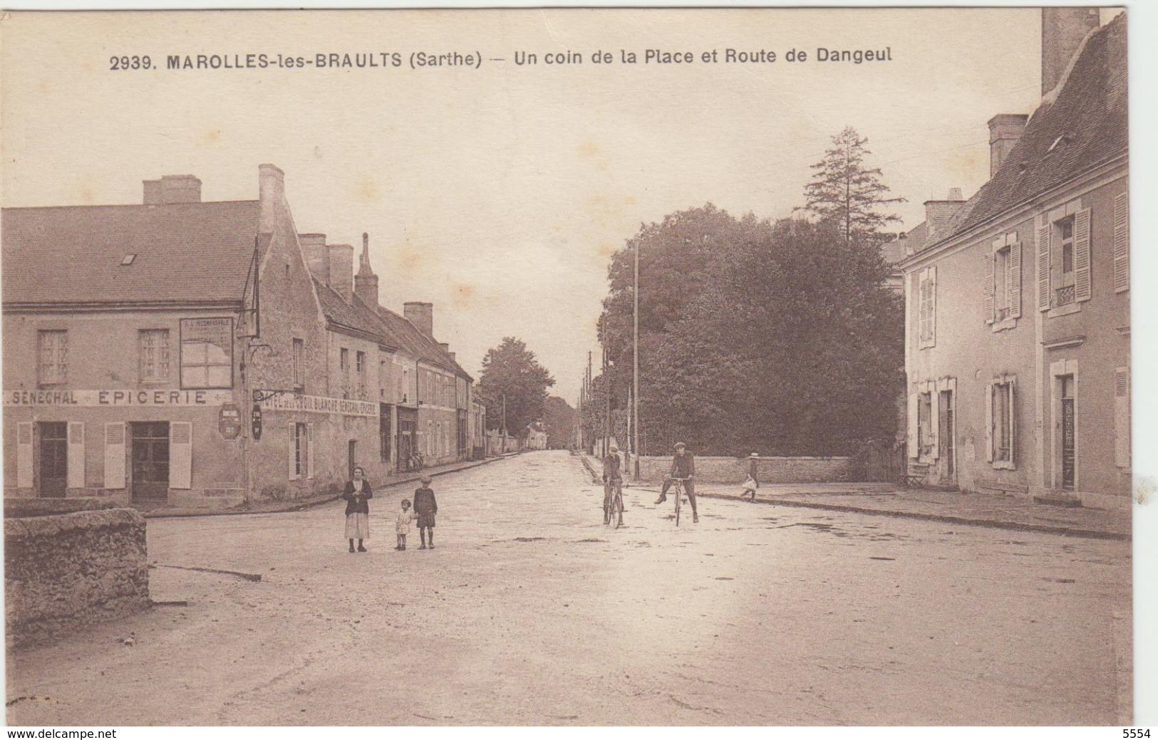 72 Marolles Les Braults Un Coin De La Place Et La Route De Dangeul - Marolles-les-Braults