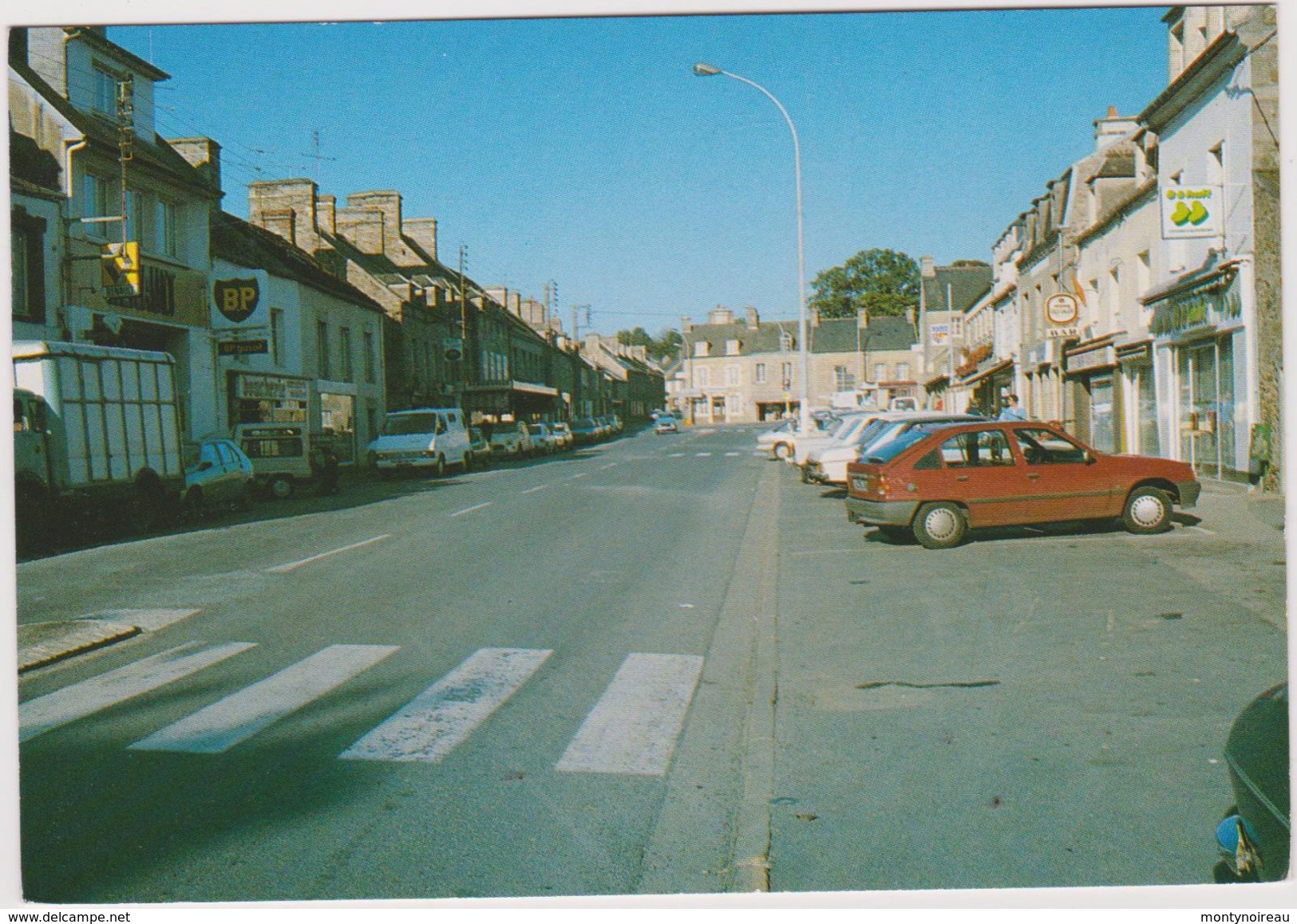 Manche : QUETTEHOU  : Le  Centre Du  Bourg ( Renault - BP-  Voitures) - Autres & Non Classés