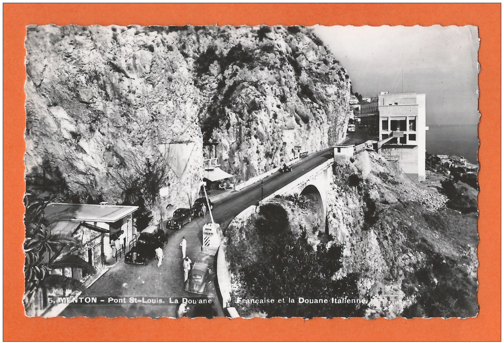 MENTON Pont ST-Louis. La Douane Française Et Italienne - Anciennes Voitures, Automobiles - Menton