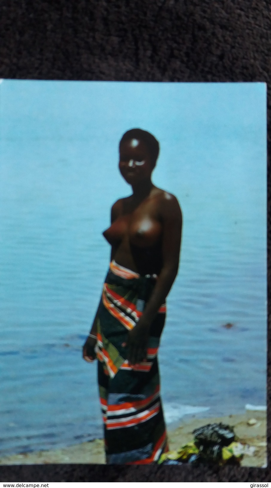 CPSM AFRIQUE EN COUEURS RENCONTRE JEUNE FEMME SEINS NUS AU BORD DU MARIGOT 7359 1984 IRIS - Non Classés