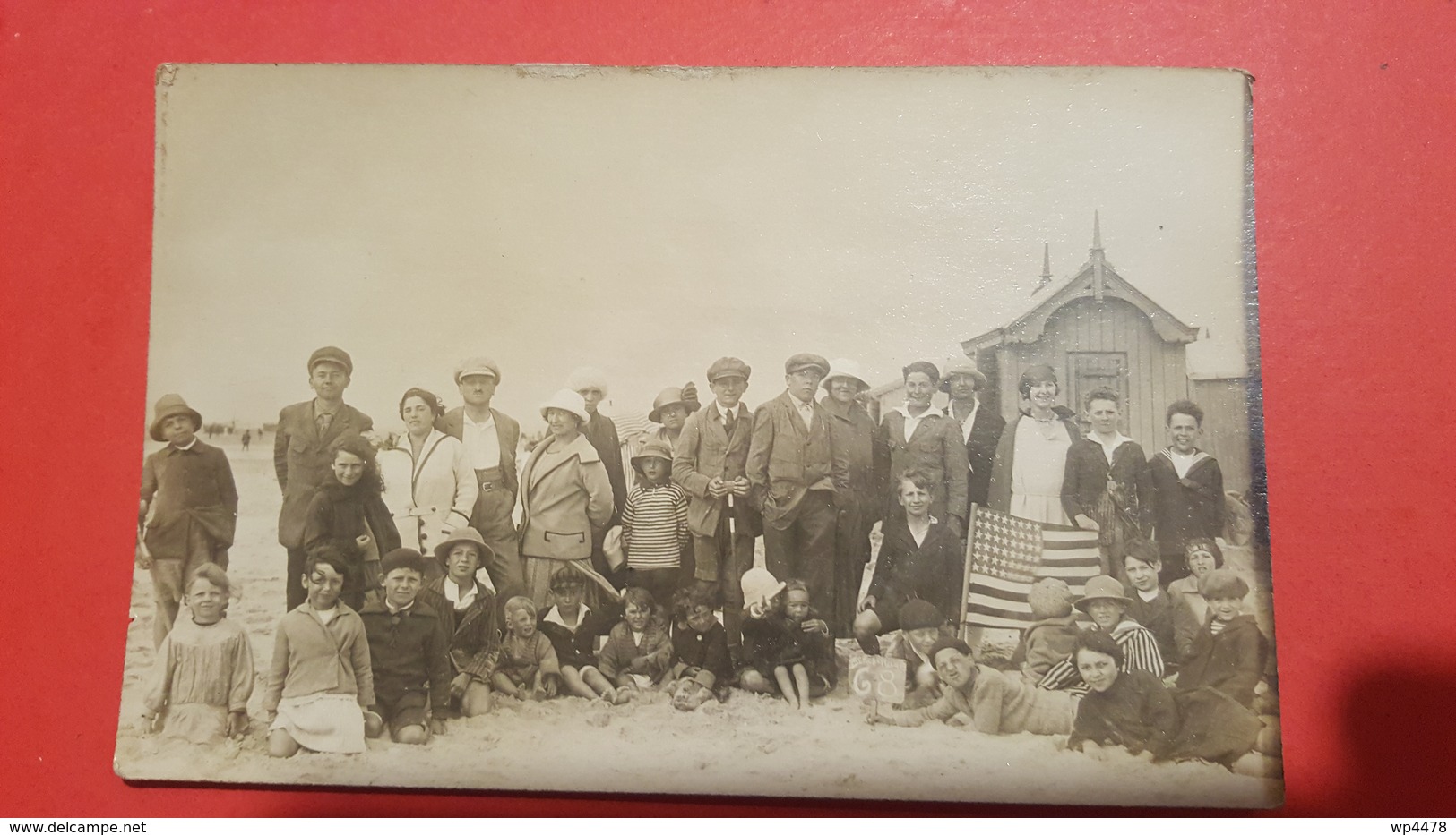 Carte Photo Personnes Avec Drapeau Américain Petit Panneau écrit Berk Plage G 8 - Lieux