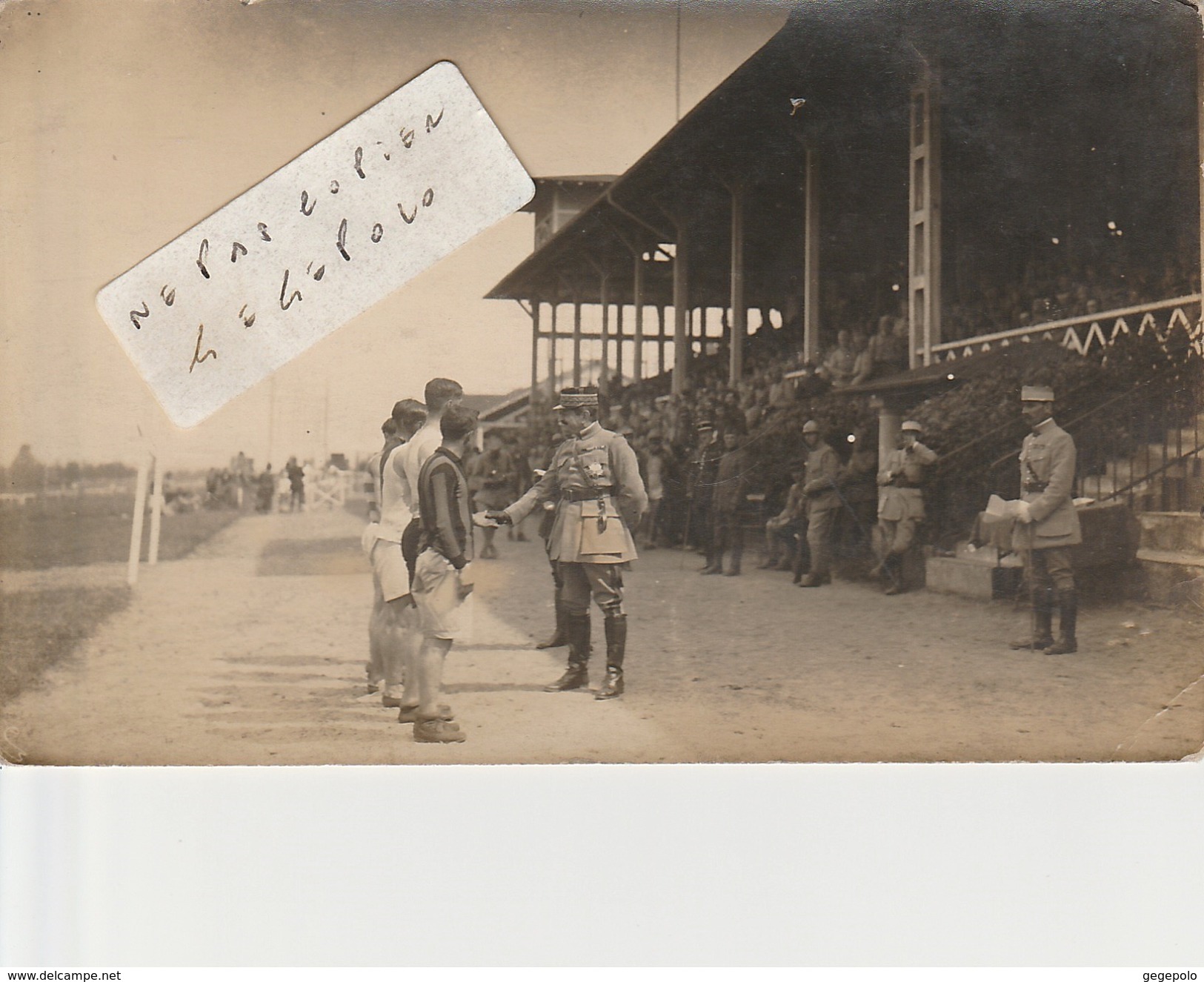 WIESBADEN - Présentation De Joueurs De Football Auprès D'officiers ( Carte-photo ) - Wiesbaden