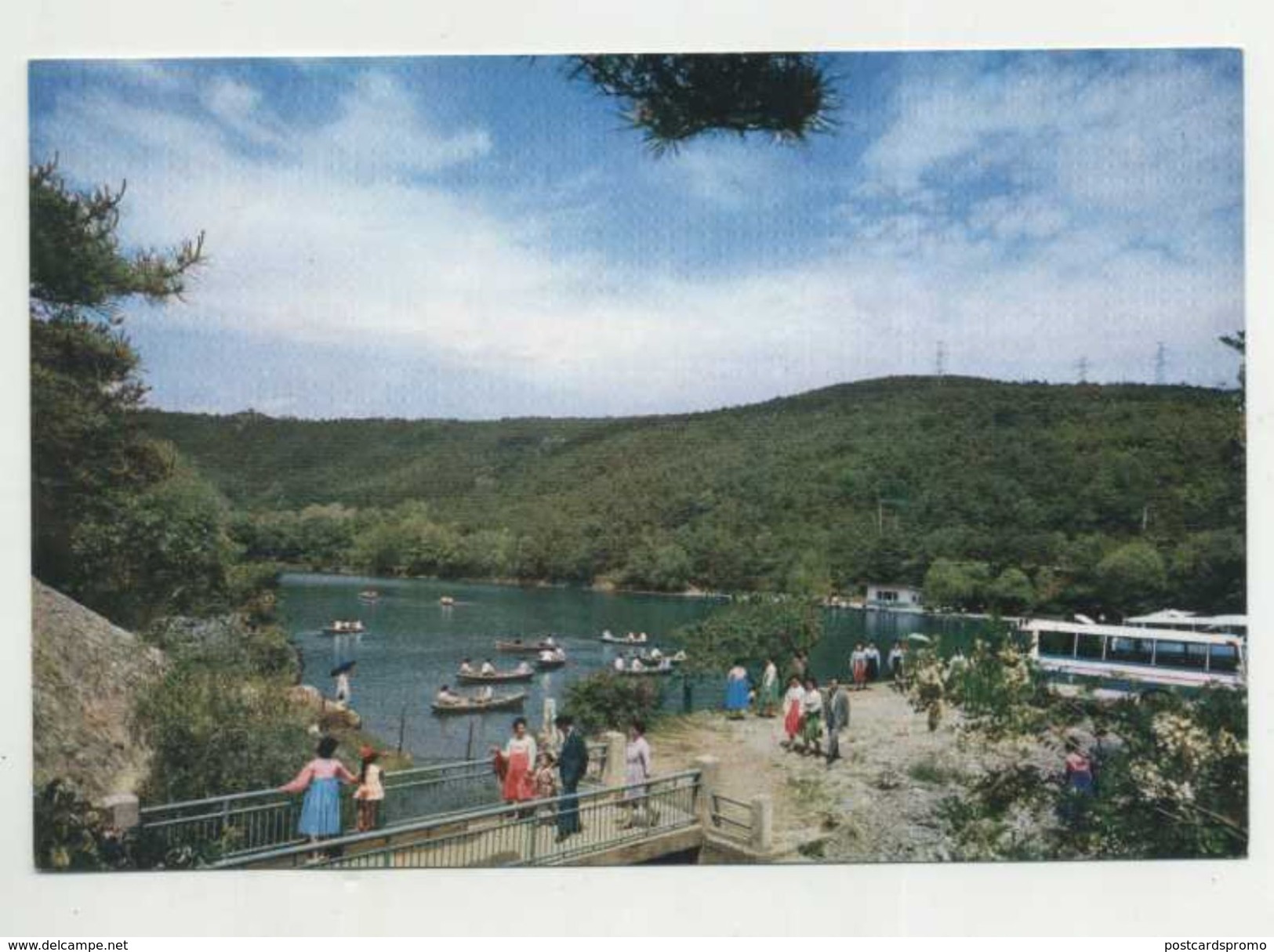 PYONGYANG - Sitio De Canotaje En El Lugar De Recreo Del Monte Desongsan  ( 2 Scans ) - Korea, North