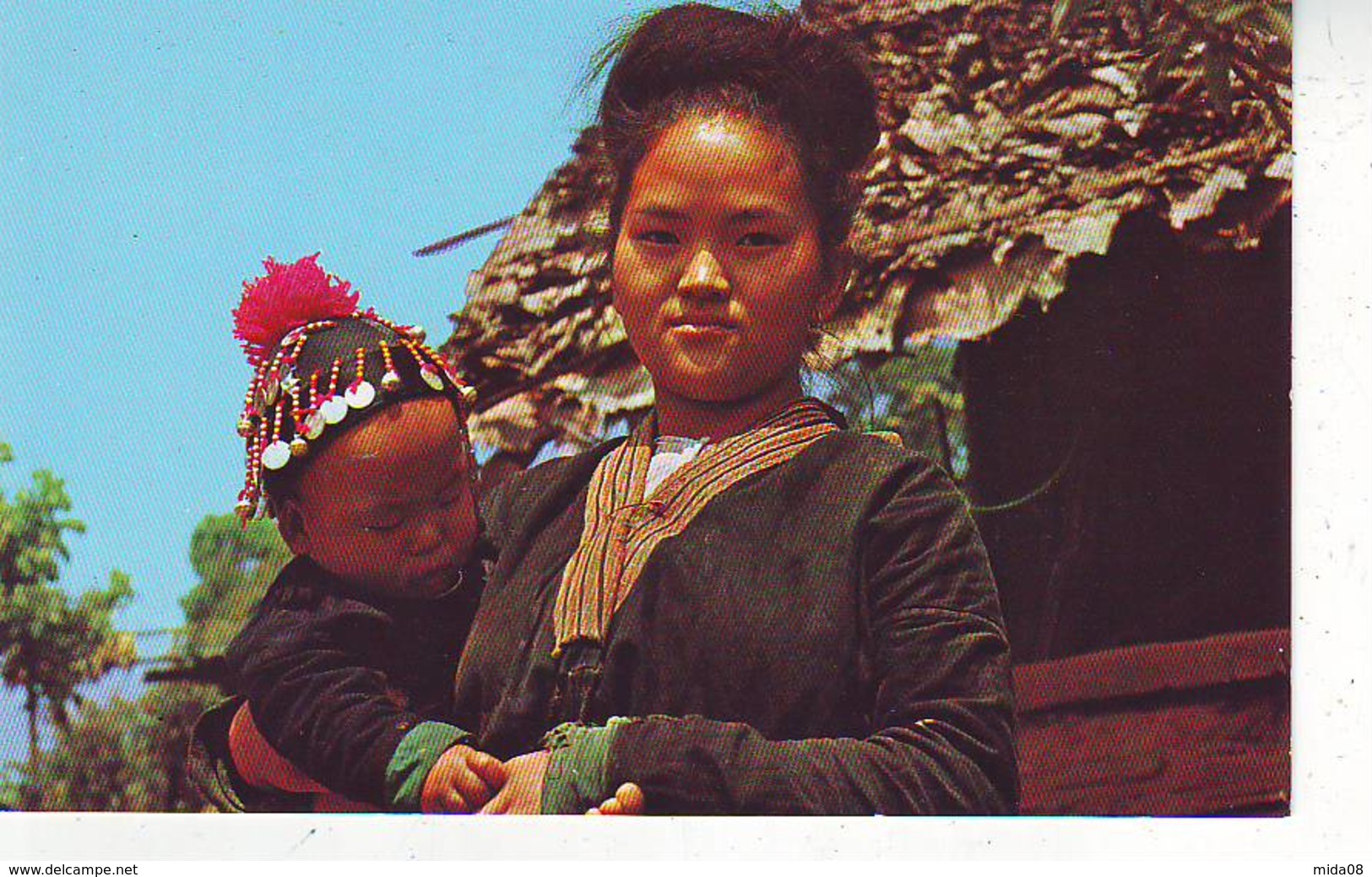 THAILANDE . YOUNG MEO . HILL  . TRIBE GIRLS CARRYING SMALL . CHILDREN AT THEIR BACK IN CHIENGMAI . - Thaïland