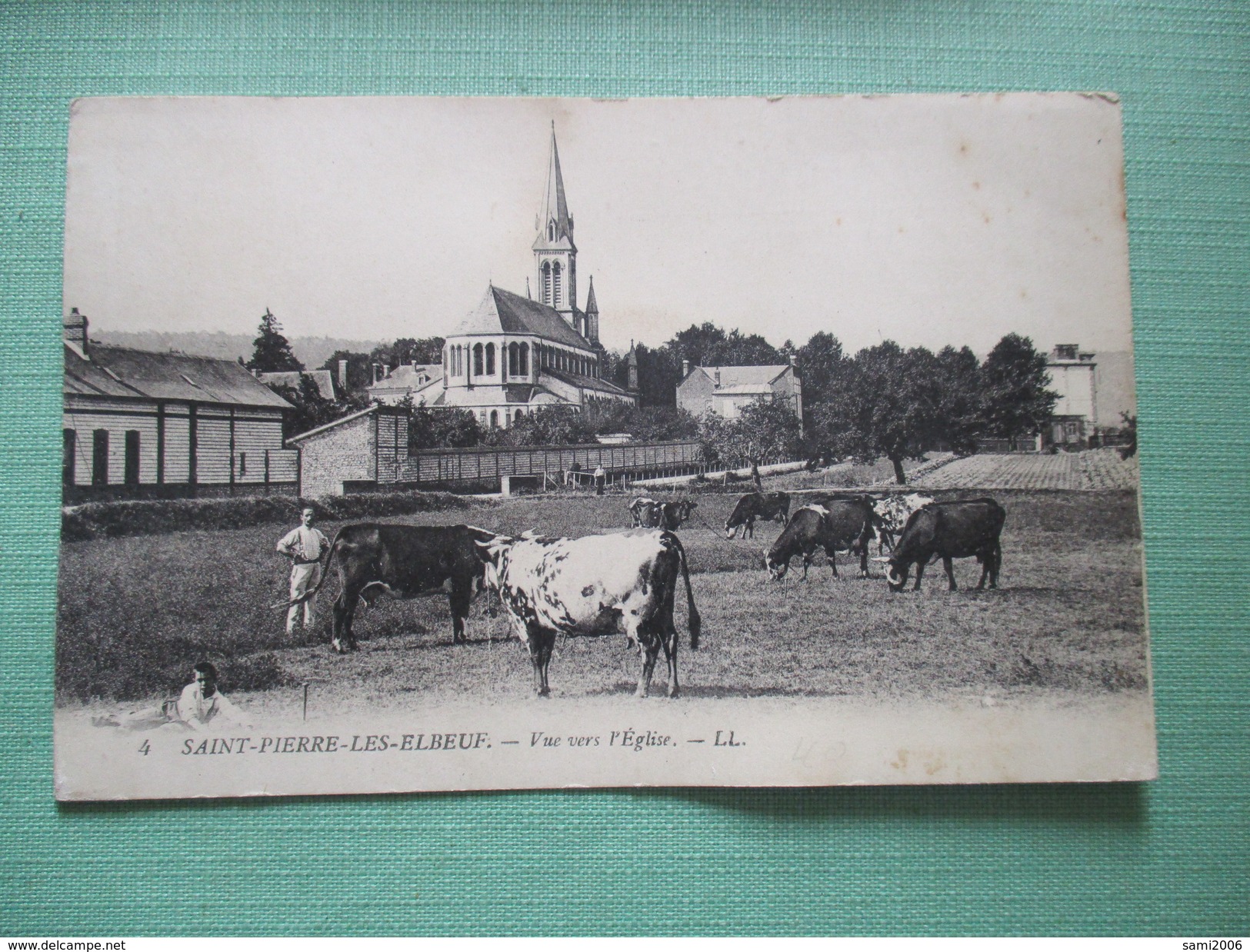 CPA 76 SAINT PIERRE LES ELBEUF VUE VERS L'EGLISE VACHES - Autres & Non Classés