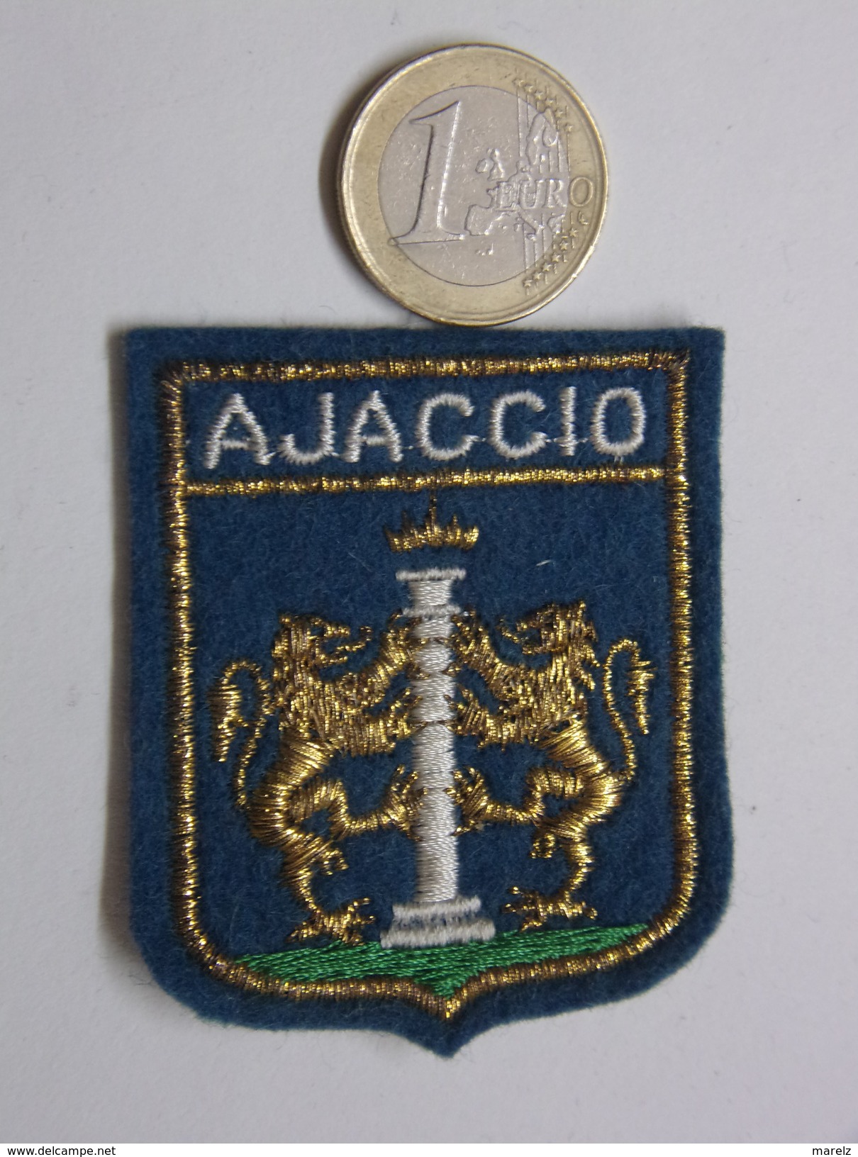 AJACCIO - 2A Corse Du Sud - Blason Armoiries Sur écusson Souvenir En Tissu Feutre Brodé - Ecussons Tissu