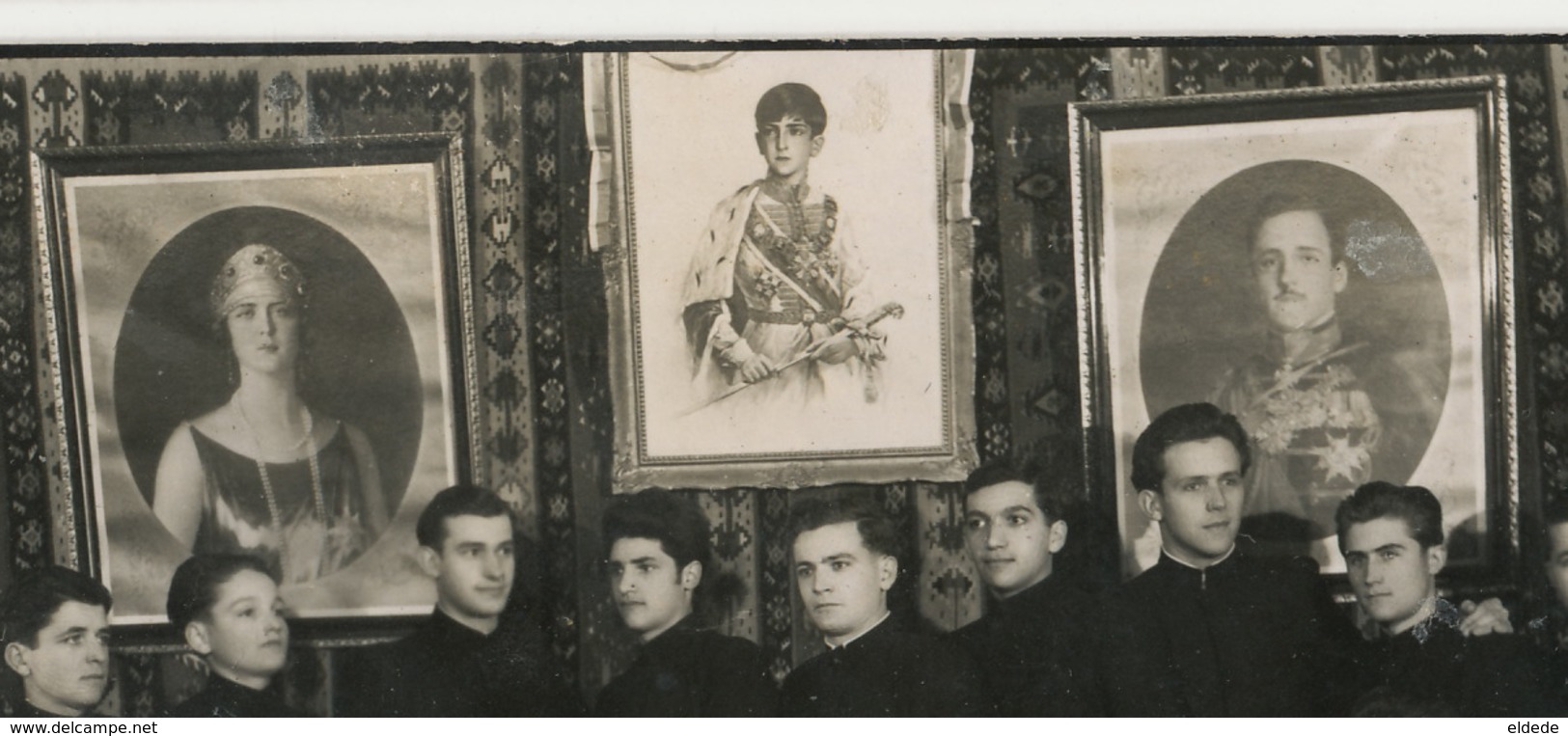 Prizren Real Photo College Students Under The Portaits Of The Royal Family Of Yugoslavia. Drustvo Trezvene Mladezi - Kosovo