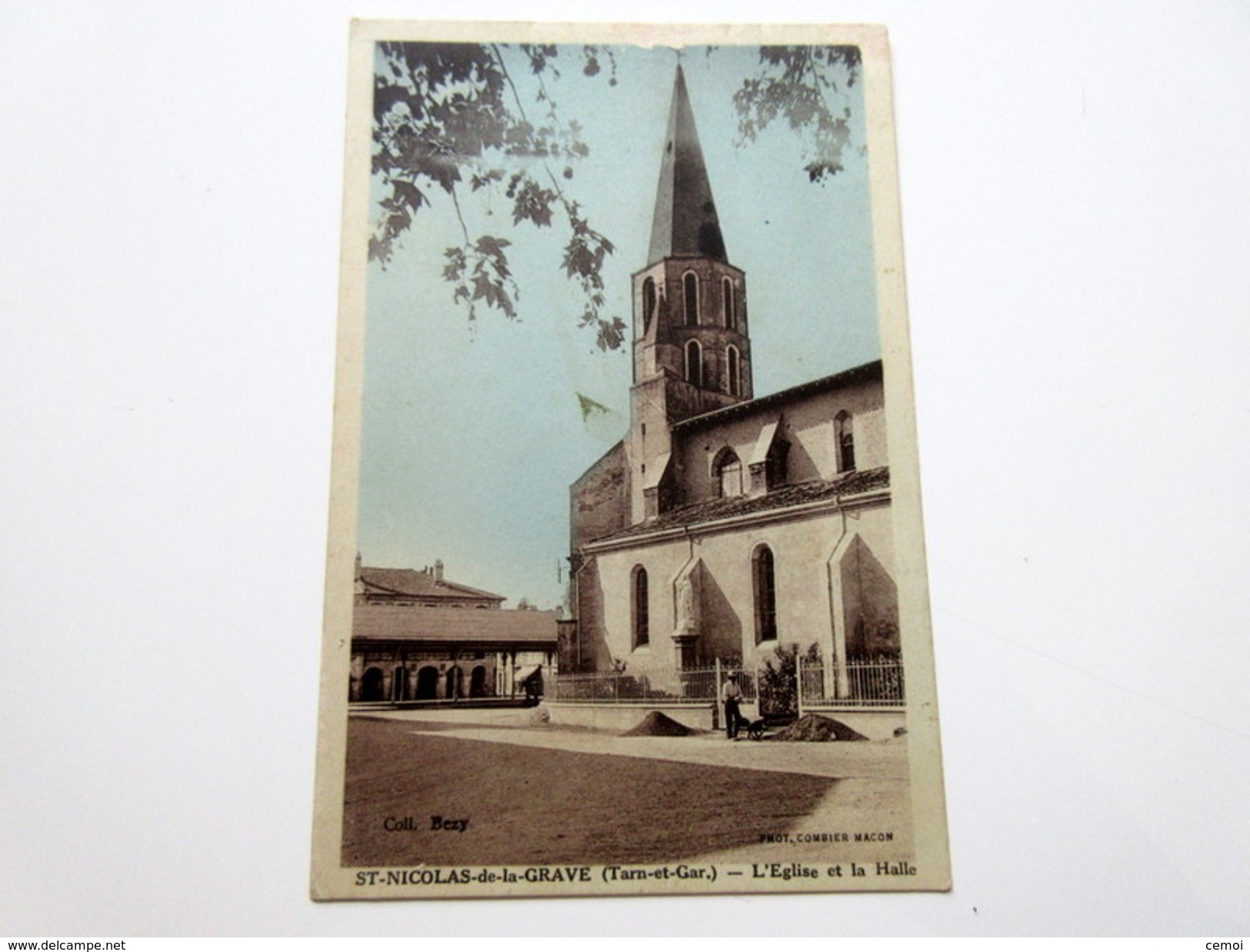 CPA Animée - SAINT NICOLAS DE LA GRAVE (82) - L'église Et La Halle - Saint Nicolas De La Grave