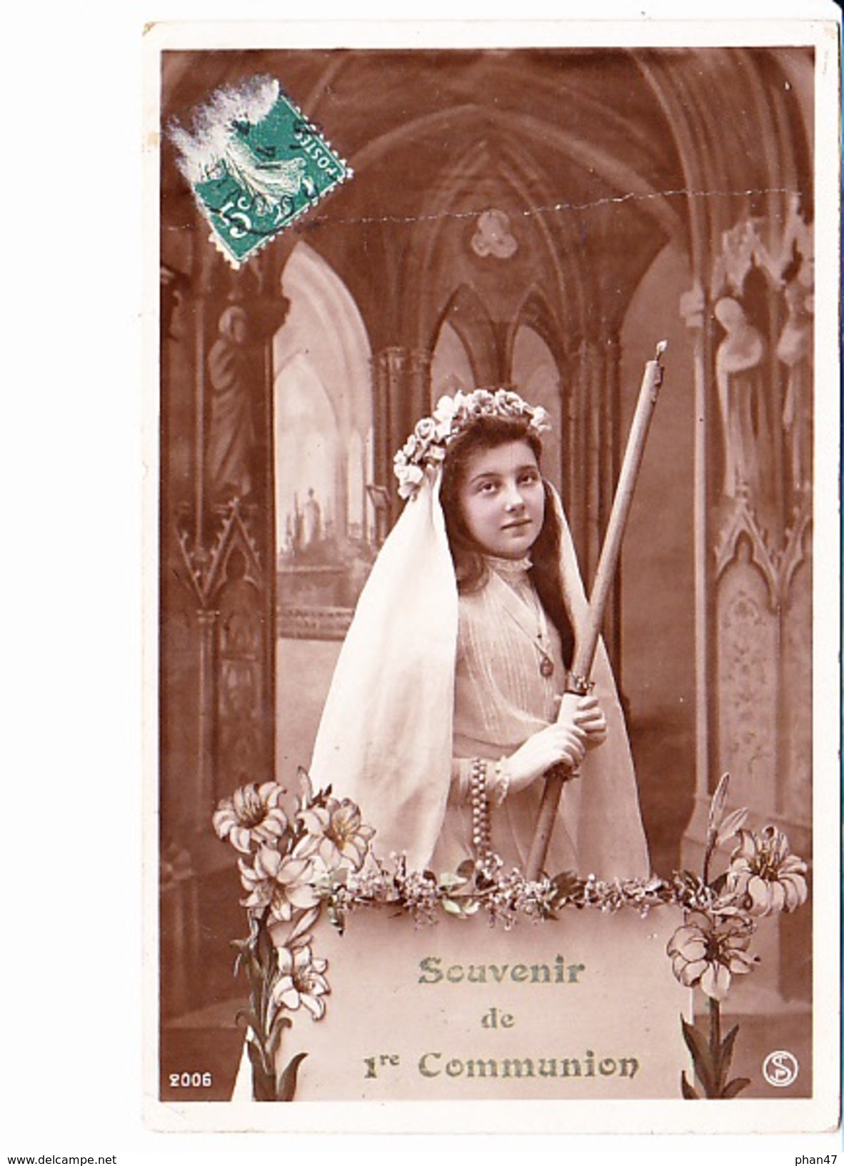 Souvenir De 1ère COMMUNION, Jeune Fille En Aube Et Voile, Cierge, église Gothique, Ed.SIP 1910 Environ - Communion