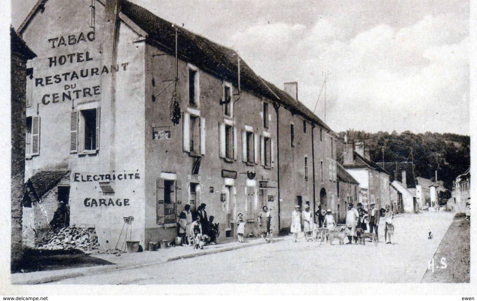 Bessy-sur-Cure. La Grande-Rue. Hotel Restaurant Du Centre (Animée) . - Autres & Non Classés