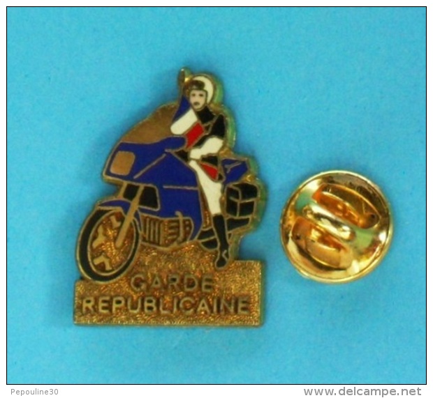 1 PIN'S  //  ** GARDE RÉPUBLICAINE ** MOTO ** . (Y.DELSART.SENS) - Militaria