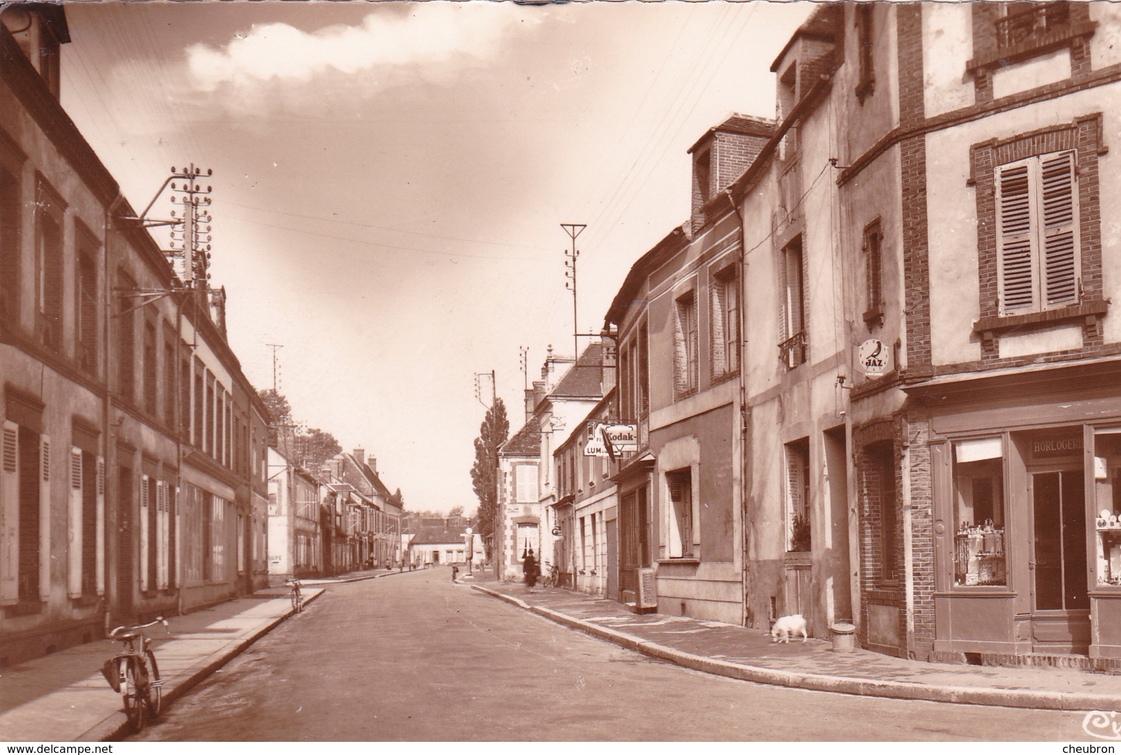 28. SENONCHES. RUE LOUIS PEURET. TABAC. HORLOGER-BIJOUTER. VELO - Altri & Non Classificati