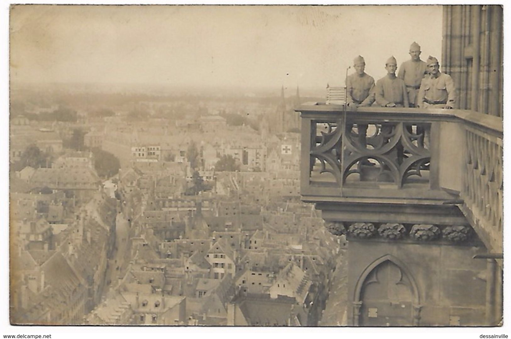 Carte Photo - Militaires Sur Balcon Cathédrale à Situer - Bâtiment CROIX ROUGE - Altri & Non Classificati