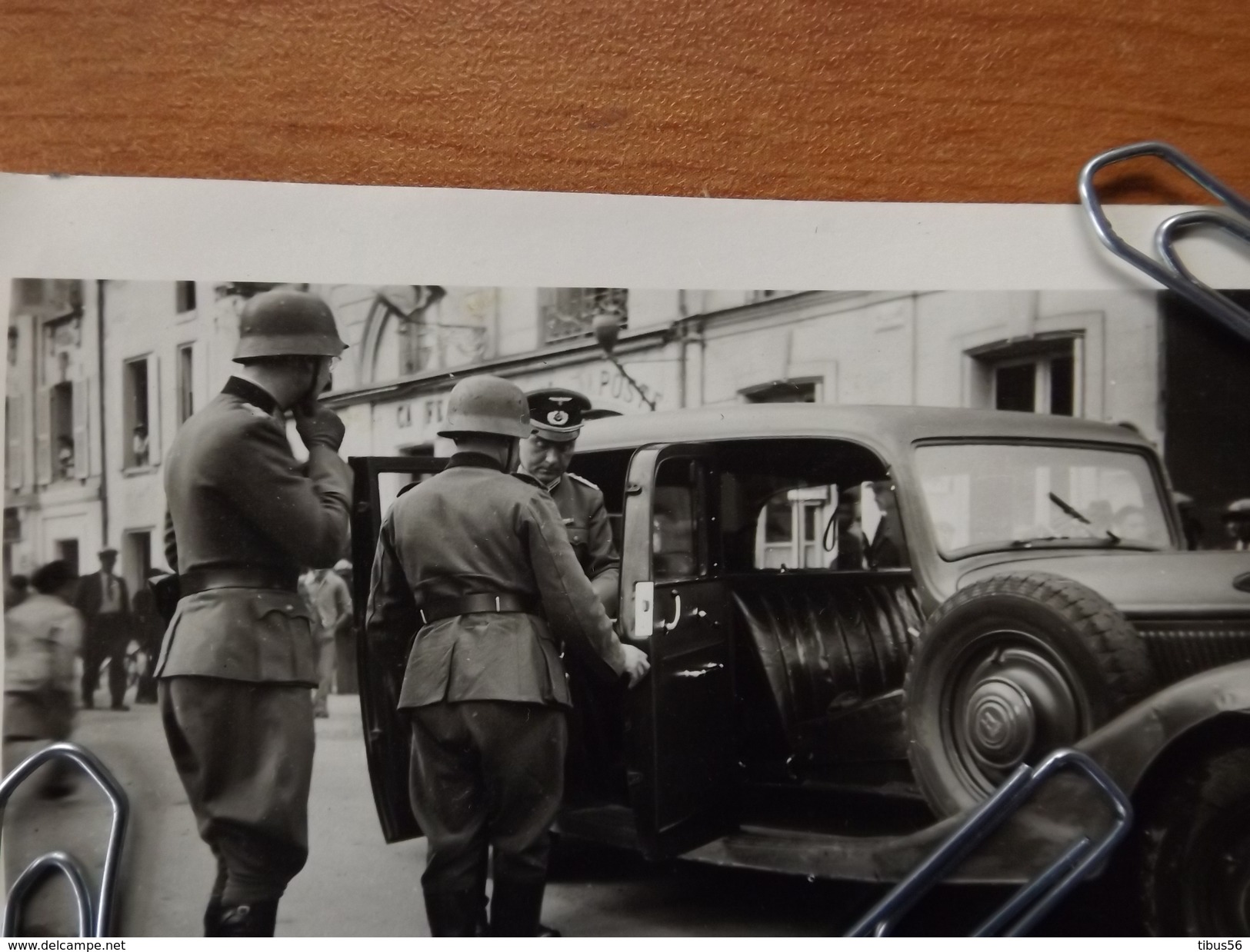 LOUDUN GUERRE 39 45 WW2 SOLDATS ALLEMANDS  HOTEL DE LA POSTE ARRIVEE OFFICIER  POUR LA CEREMONIE RARE 2 PHOTOS VOIR SCAN - Loudun