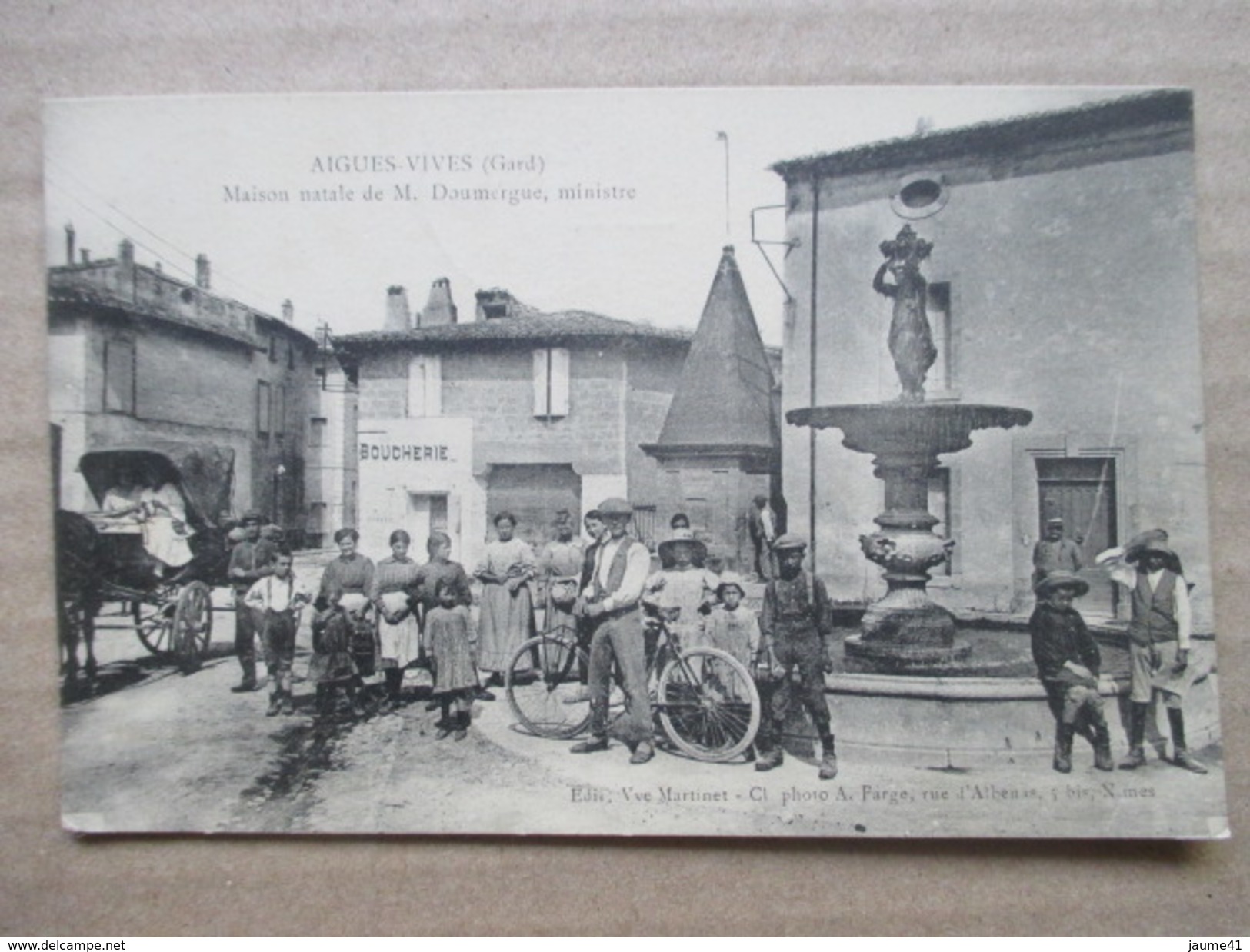 GARD 30   AIGUES- VIVES   -  PLACE DE LA FONTAINE ET   MAISON NATALE  DE M. DOUMERGUE ,  MINISTRE     TRES  ANIME    TTB - Aigues-Vives