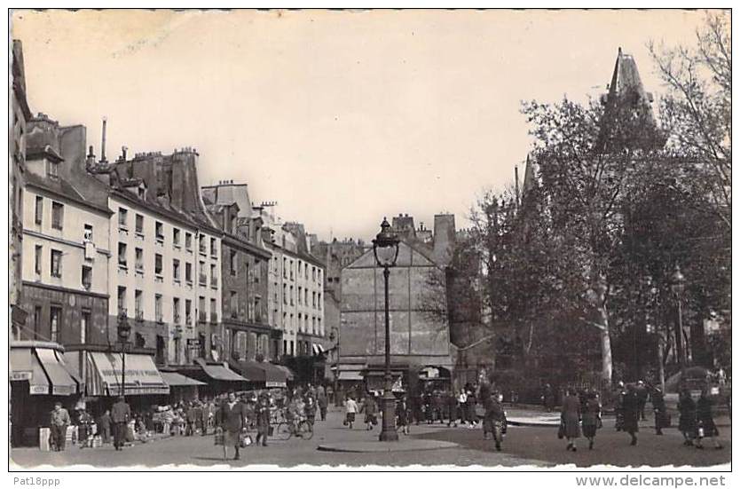 75 - PARIS ( 5 ème ) La RUE MOUFFETARD ( Animation Commerces ) Jolie CPSM Dentelée Noir Et Blanc Format CPA - Seine - Arrondissement: 05